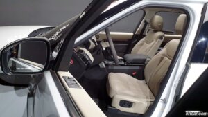 Land Rover Discovery 3.0 SD6 HSE 2019 года из Южной Кореи