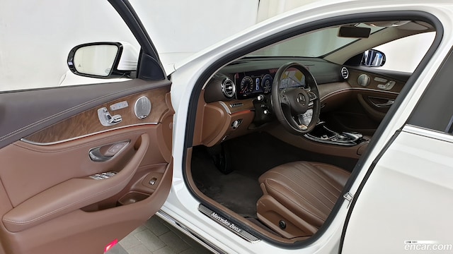 Mercedes-Benz E-Class E300 4MATIC Exclusive 2019 года из Кореи