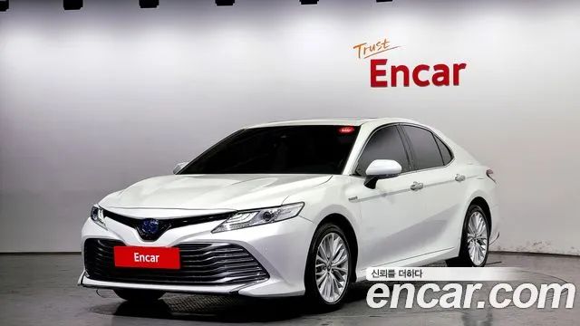 Toyota Camry 2.5 XLE HYBRID 2019 года из Кореи