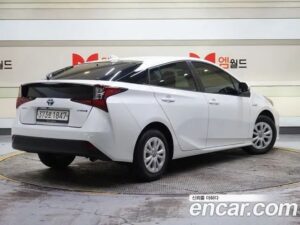 Toyota Prius 1.8 E 2021 года из Южной Кореи