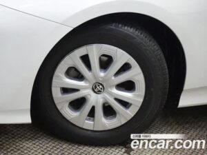 Toyota Prius 1.8 E 2021 года из Южной Кореи