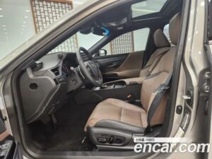 Lexus ES Luxury Plus 2023 года из Южной Кореи