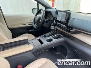 Toyota Sienna 2.5 HYBRID 2WD 2022 года из Южной Кореи