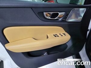 Volvo V60 T5 PRO AWD 2020 года из Южной Кореи