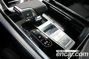 Audi Q8 55 TFSI 4WD Premium 2023 года из Южной Кореи