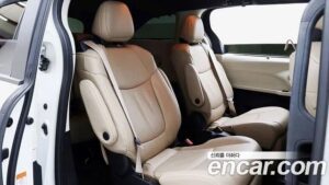 Toyota Sienna 2.5 HYBRID 2WD 2021 года из Южной Кореи