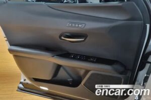 Lexus UX 2.0 F-Sport 2WD 2021 года из Южной Кореи