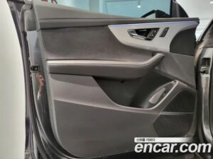 Audi Q8 55 TFSI 4WD Premium 2023 года из Южной Кореи