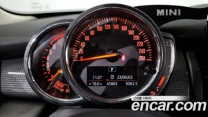 Mini Cooper DEFAULT 2021 года из Южной Кореи