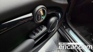 Mini Cooper Convertible DEFAULT 2020 года из Южной Кореи