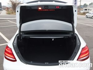 Mercedes-Benz E-Class E220d Avantgarde 2020 года из Южной Кореи