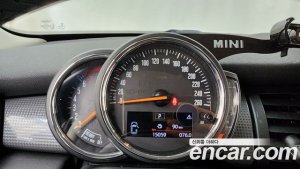Mini Cooper DEFAULT 2021 года из Южной Кореи