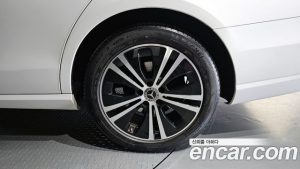 Mercedes-Benz E-Class E220d Avantgarde 2020 года из Южной Кореи