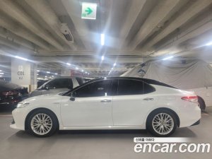 Toyota Camry 2.5 XLE HYBRID 2021 года из Южной Кореи