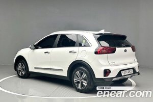 Kia Niro 1.6 HEV 2021 года из Южной Кореи