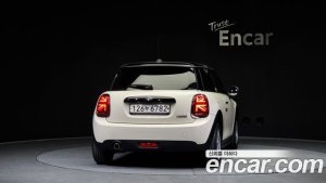 Mini Cooper DEFAULT 2021 года из Южной Кореи