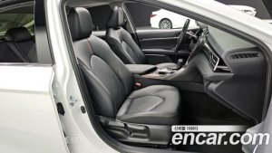 Toyota Camry 2.5 XLE HYBRID 2020 года из Южной Кореи