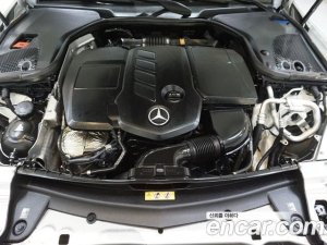 Mercedes-Benz E-Class E220d Avantgarde 2020 года из Южной Кореи