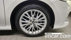 Toyota Camry 2.5 XLE HYBRID 2021 года из Южной Кореи