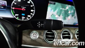 Mercedes-Benz E-Class E300e 4MATIC Exclusive 2020 года из Южной Кореи