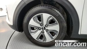 Kia Niro 1.6 HEV 2021 года из Южной Кореи