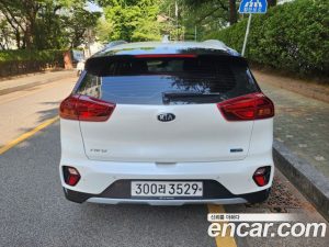 Kia Niro 1.6 HEV 2021 года из Южной Кореи