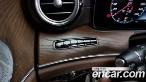 Mercedes-Benz E-Class E300e 4MATIC Exclusive 2020 года из Южной Кореи