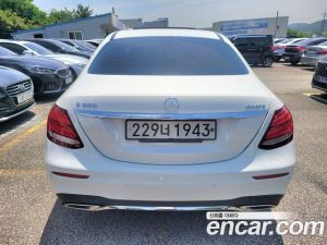 Mercedes-Benz E-Class E300 4MATIC AMG Line 2020 года из Южной Кореи