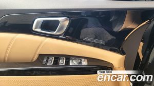 Kia Carnival Бензин 9-Seater Signature 2023 года из Южной Кореи