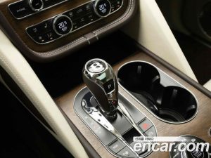 Bentley Bentayga 4.0 V8 Azure 2023 года из Южной Кореи