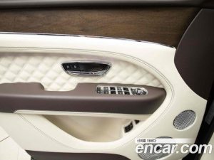 Bentley Bentayga 4.0 V8 Azure 2023 года из Южной Кореи