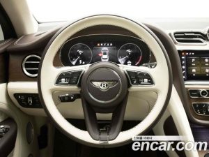 Bentley Bentayga 4.0 V8 Azure 2023 года из Южной Кореи