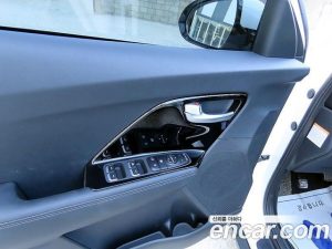 Kia Niro 1.6 HEV 2021 года из Южной Кореи