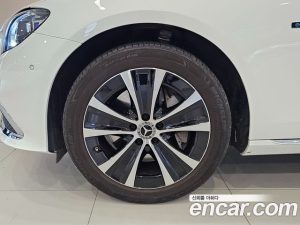 Mercedes-Benz E-Class E300e 4MATIC Exclusive 2021 года из Южной Кореи