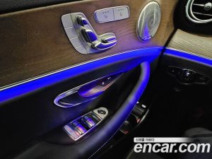Mercedes-Benz E-Class E300e 4MATIC Exclusive 2021 года из Южной Кореи