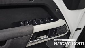 Land Rover Defender 110 D240 SE 2020 года из Южной Кореи