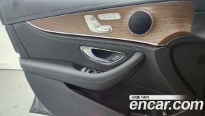 Mercedes-Benz E-Class E220d 4MATIC Exclusive 2020 года из Южной Кореи