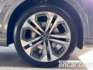 Audi Q8 55 TFSI 4WD Premium 2023 года из Южной Кореи