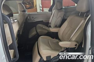 Toyota Sienna 2.5 HYBRID 2WD 2023 года из Южной Кореи