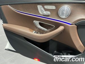 Mercedes-Benz E-Class E300e 4MATIC Exclusive 2021 года из Южной Кореи