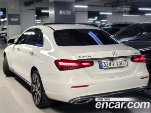 Mercedes-Benz E-Class E300e 4MATIC Exclusive 2021 года из Южной Кореи