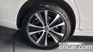 Mercedes-Benz E-Class E300e 4MATIC Exclusive 2021 года из Южной Кореи