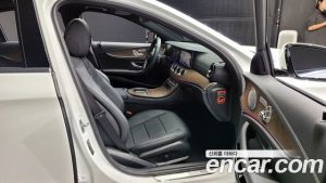 Mercedes-Benz E-Class E300e 4MATIC Exclusive 2021 года из Южной Кореи