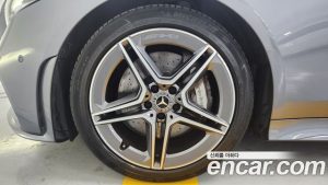 Mercedes-Benz CLS-Class CLS300d AMG Line 2020 года из Южной Кореи