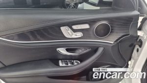 Mercedes-Benz E-Class E220d 4MATIC AMG Line 2021 года из Южной Кореи