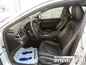 Toyota Camry 2.5 XLE HYBRID 2020 года из Южной Кореи