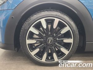 Mini Cooper CLASSIC 2023 года из Южной Кореи