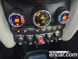 Mini Cooper CLASSIC 2023 года из Южной Кореи