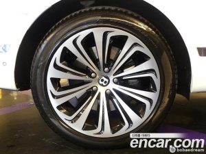 Bentley Bentayga 4.0 V8 Azure 2023 года из Южной Кореи