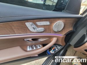 Mercedes-Benz E-Class E300e 4MATIC Exclusive 2021 года из Южной Кореи